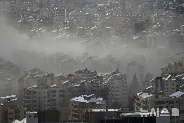 [베이루트=AP/뉴시스] 24일(현지시각) 레바논 수도 베이루트 남부 다히예에서 이스라엘 공습으로 연기가 피어오르고 있다. 이스라엘군이 26일 레바논 무장단체 헤즈볼라가 주둔하고 있는 베이루트 남부 교외의 학교 2곳을 포함한 여러 건물에 대해 대피령을 내렸다고 BBC가 보도했다. 2024.11.26.