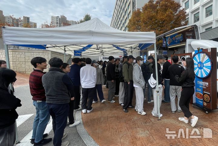 [세종=뉴시스]한돈자조금관리위원회는 ㈜팔도와 지난 10월부터 11월까지 운영한 '한돈X팔도 푸드트럭'을 성공적으로 마무리했다. 한돈X팔도 푸드트럭은 팔도비빔면Ⅱ와 가장 잘 어울리는 한돈 대패삼겹살을 함께 제공한다.(사진=한돈자조금 제공)