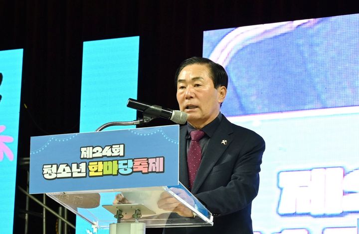 [창녕=뉴시스] 성낙인 군수가 제24회 창녕군 청소년한마당축제에서 인사말을 하고 있다. (사진=창녕군 제공) 2024.11.25. photo@newsis.com *재판매 및 DB 금지