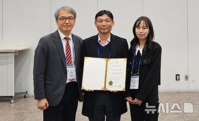 [전주=뉴시스]윤난슬 기자 = 전북 전주비전대학교는 보건의료경영과 고민석 교수와 최연희씨가 2024년도 보건의료산업학회 후기학술대회에서 포스터 발표 부문 우수 논문상을 받았다고 25일 밝혔다.(사진=전주비전대 제공)