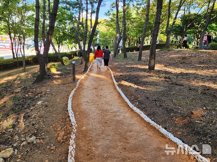 [안산=뉴시스] 안산 민속공원에 설치된 맨발걷기 산책로.(사진=안산시 제공)2024.11.25.photo@newsis.com