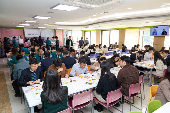 [통영=뉴시스] 신정철 기자= 통영시는 관내 용남면 일대에서 시범 재배해 생산된 유황쌀의 우수성을 알리고, 소비자들의 생생한 의견을 수렴하기 위해 유황쌀 식미 품평회를 개최했다.사진은 지난 22일 점심시간에 시청 구내식당에서 300여 명의 직원들이 유황쌀로 지은 밥과 함께 유황쌀로 만든 떡, 지역특화작목인 욕지감귤을 곁들여 품평회를 진행하고 있다.(사진=통영시 제공).2024.11.25. photo@newsis.com *재판매 및 DB 금지