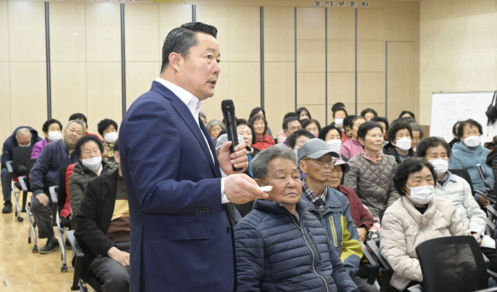 [순창=뉴시스] 최영일 순창군수가 지역 노인층을 대상으로 군의 노인일자리사업을 직접 설명하고 있다. *재판매 및 DB 금지