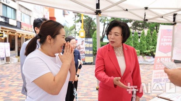 [과천=뉴시스] 신계용 시장이 지난 9월 진행된 환급 행사에서 주민과 이야기를 나누고 있다.(사진=과천시 제공). 2024.11. 25. photo@newsis.com