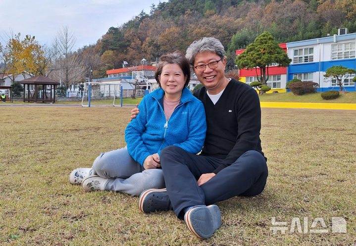 [강진=뉴시스] 강진 옴천면 표세진 사무장과 김영신 센터장 부부.