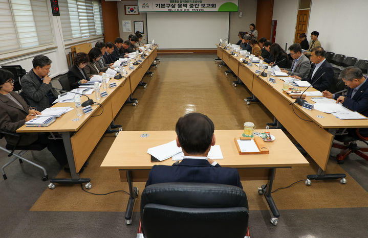 전북 진안군은 지난 22일 군청 상황실에서 명품홍삼 집적화단지(전체시설) 조성사업 기본구상 용역 중간 보고회를 개최했다고 25일 밝혔다.  *재판매 및 DB 금지