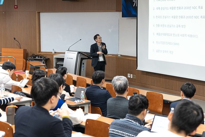 이진권 서강대 경제대학 교수가 발표하고 있다. (사진=서강대 제공) *재판매 및 DB 금지