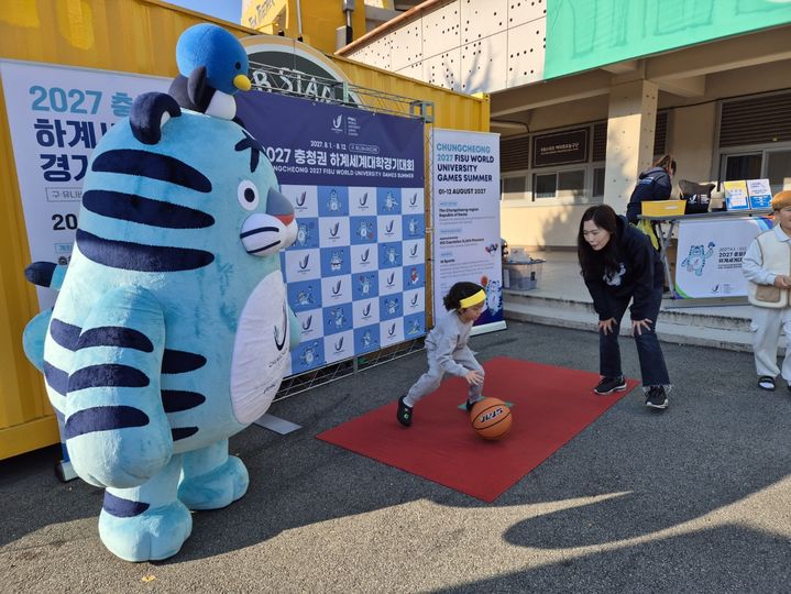 [대전=뉴시스]2027 충청 세계U대회 조직위가 23~24일 충청권 프로스포츠 구단과의 연계를 통해 홈경기 일정에 맞춰 스포츠매니아층을 대상으로 대회를 알리는 프로모션을 진행했다. (사진=충청 세계U대회 조직위 제공). 2024. 11. 25 photo@newsis.com  *재판매 및 DB 금지