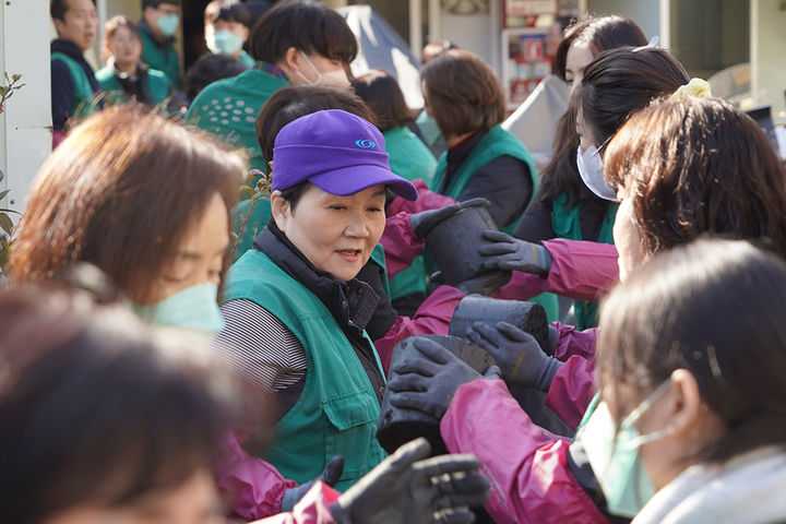 [서울=뉴시스] 대한간호협회는 지난 23일 서울 관악구 소재 아카시아마을에 거주하는 10가구에 2500장의 연탄을 기부하고, 각 가정으로 직접 연탄 배달했다고 25일 밝혔다. (사진=대한간호협회 제공) 2024.11.25. photo@newsis.com *재판매 및 DB 금지