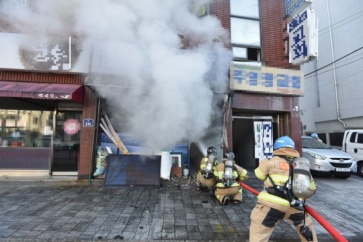 [대전=뉴시스] 25일 오전 8시 43분께 대전 동구 가양동의 한 상가건물 1층에서 불이 났다.(사진=대전소방본부 제공) 2024.11.25. photo@newsis.com *재판매 및 DB 금지