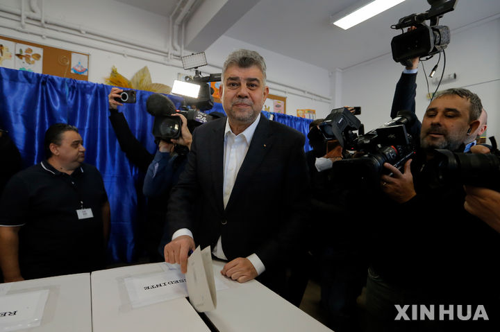 [부쿠레슈티(루마니아)=AP/뉴시스] 루마니아 대선이 실시된 24일(현지시각) 마르첼 치올라쿠 총리가 수도 부쿠레슈티 투표소에서 한 표를 행사하고 있다. 2024.11.25. 