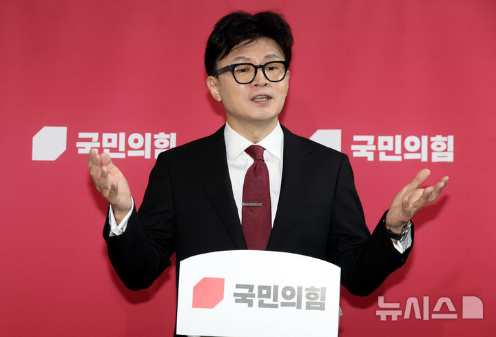 [서울=뉴시스] 조성봉 기자 = 한동훈 국민의힘 대표가 25일 오전 서울 여의도 국회에서 최고위원회의를 마치고 '당 게시판 논란' 관련 취재진의 질문에 답변하고 있다.  2024.11.25. suncho21@newsis.com