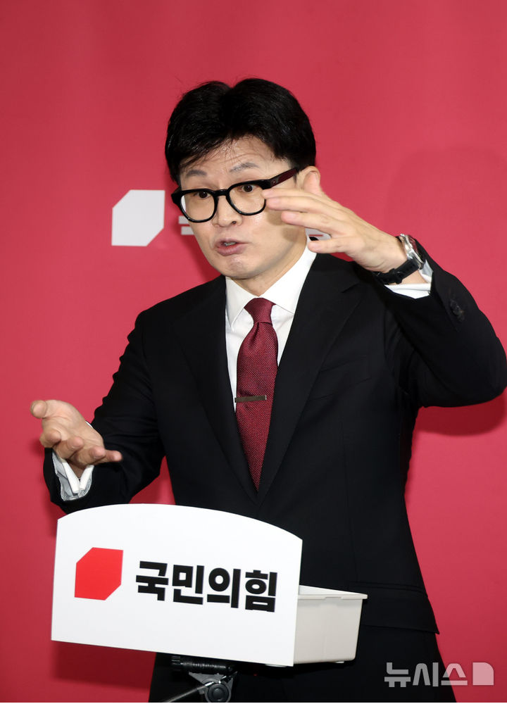 [서울=뉴시스] 조성봉 기자 = 한동훈 국민의힘 대표가 25일 오전 서울 여의도 국회에서 최고위원회의를 마치고 '당 게시판 논란' 관련 취재진의 질문에 답변하고 있다.  2024.11.25. suncho21@newsis.com