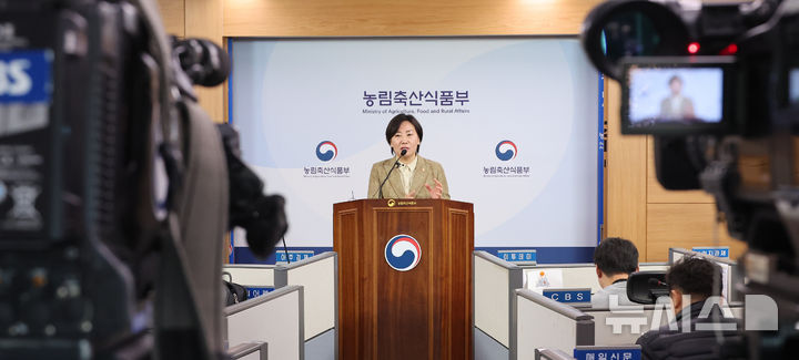 [세종=뉴시스] 강종민 기자 = 송미령 농림축산식품부 장관이 25일 세종시 정부세종청사에서 야당의 '양곡관리법(양곡법)' 개정안 등의 단독 의결에 대해 "국민들 입장에서 농산물 수급 불안정 여지가 있고 정부 재정을 지속불가능한 상태로 만들기 때문에 매우 받아들이기 어렵다"고 밝히고 있다. 2024.11.25. ppkjm@newsis.com