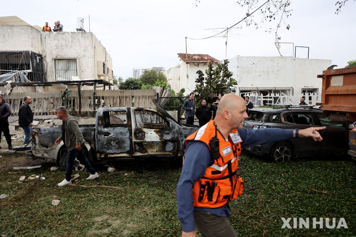 ([페타티크바=신화/뉴시스] 2024년 11월 24일 레바논의 로켓 공격을 받은 이스라엘 중부 페타티크바에서 한 구조대원이 작업하고 있다. 이스라엘 교육부는 레바논 무장 정파 헤즈볼라의 포격을 피해 피난한 지역의 학교들이 다시 문을 연다고 3월 2일 발표했다. 2025.0303. 