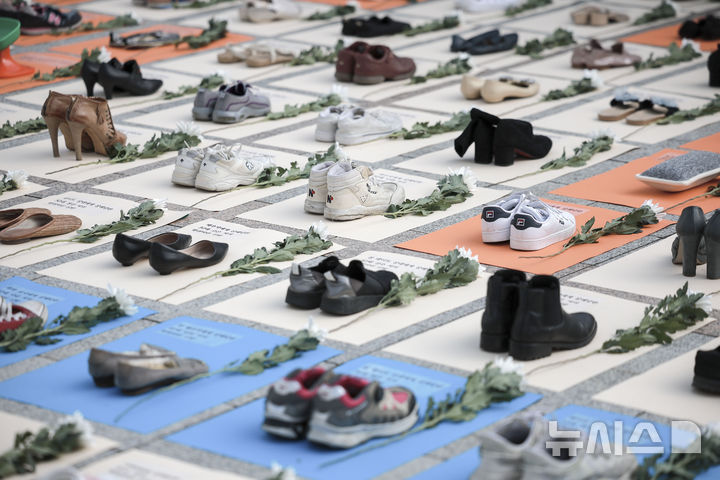 [서울=뉴시스] 정병혁 기자 = 지난해 11월 25일 서울 종로구 보신각 앞에서 한국여성의전화 관계자들이 여성 살해를 규탄하는 '192켤레'의 멈춘 신발 퍼포먼스를 하고 있다. 2024.11.25. jhope@newsis.com