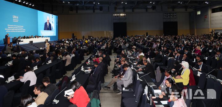 [부산=뉴시스] 하경민 기자 = 지난 25일 부산 해운대구 벡스코 제1전시장에서 각 나라별 참가자들이 행사진행을 지켜보고 있는 모습. 2024.11.25. yulnetphoto@newsis.com