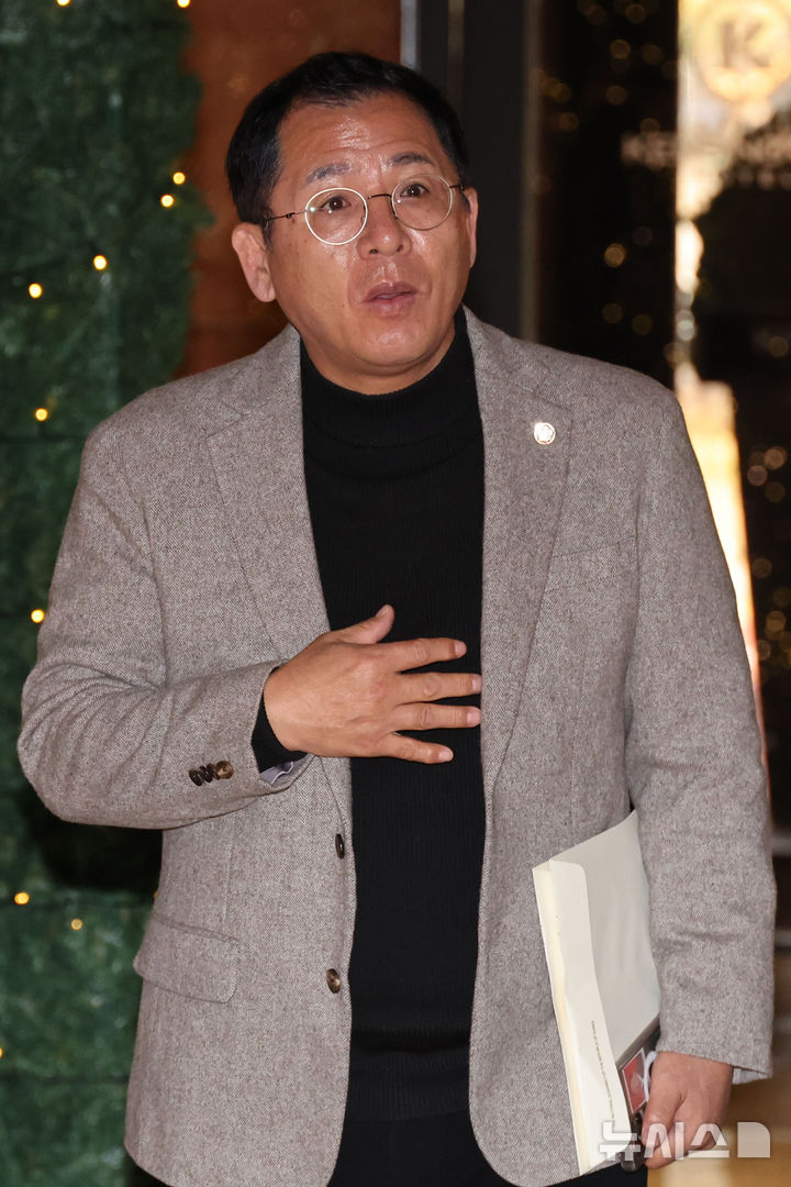 [서울=뉴시스] 권창회 기자 = 이상휘 국민의힘 의원이 25일 서울 여의도 한 호텔에서 정진석 비서실장을 비롯한 의원들과 오찬을 하기 위해 이동하고 있다. 2024.11.25. kch0523@newsis.com