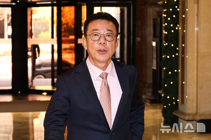 [서울=뉴시스] 권창회 기자 = 홍철호 尹 전 대통령실 정무수석이 서울 여의도 한 호텔에서 의원들과 오찬을 하기 위해 이동하고 있다. 2024.11.25. kch0523@newsis.com