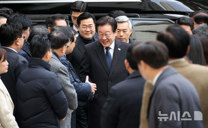 [서울=뉴시스] 사진공동취재단 = 이재명 더불어민주당 대표가 25일 서울 서초구 중앙지방법원에서 열린 위증교사 사건 1심 선고 공판에 출석하며 민주당 의원들과 인사하고 있다. 2024.11.25. photo@newsis.com