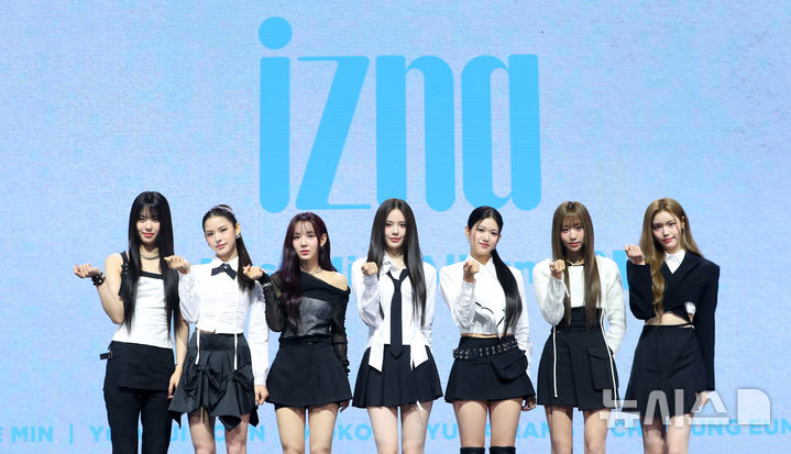 [서울=뉴시스] 김혜진 기자 = 그룹 이즈나(왼쪽부터 코코, 마이, 유사랑, 방지민, 윤지윤, 최정은, 정세비)가 25일 오후 서울 광진구 광장동 예스24라이브홀에서 열린 izna(이즈나) 첫 번째 미니앨범 'N/a' 발매 기념 데뷔 쇼케이스에서 포즈를 취하고 있다.이즈나는 엠넷 오디션 프로그램 '아이랜드2'로 결성된 팀으로, 마이·방지민·윤지윤·코코·유사랑·최정은·정세비 등 7인조로 구성됐다. 프로듀서 테디가 참여한 데뷔 앨범에는 타이틀곡 '이즈나'(IZNA)를 포함해 5곡을 수록했다. 타이틀곡은 미니멀한 비트와 중독적인 후렴구가 특징으로 세상 모두를 놀라게 하겠다는 포부를 표현했다. 2024.11.25. jini@newsis.com