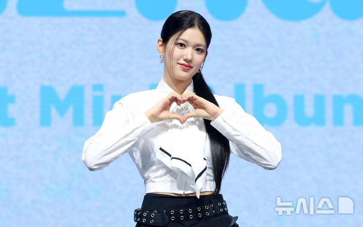 [서울=뉴시스] 김혜진 기자 = 그룹 이즈나 윤지윤이 25일 오후 서울 광진구 광장동 예스24라이브홀에서 열린 izna(이즈나) 첫 번째 미니앨범 'N/a' 발매 기념 데뷔 쇼케이스에서 포즈를 취하고 있다.이즈나는 엠넷 오디션 프로그램 '아이랜드2'로 결성된 팀으로, 마이·방지민·윤지윤·코코·유사랑·최정은·정세비 등 7인조로 구성됐다. 프로듀서 테디가 참여한 데뷔 앨범에는 타이틀곡 '이즈나'(IZNA)를 포함해 5곡을 수록했다. 타이틀곡은 미니멀한 비트와 중독적인 후렴구가 특징으로 세상 모두를 놀라게 하겠다는 포부를 표현했다. 2024.11.25. jini@newsis.com