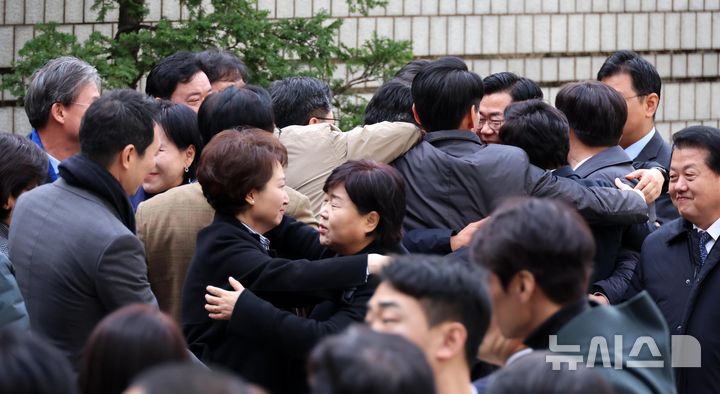 [서울=뉴시스] 사진공동취재단 = 25일 서울 서초동 서울중앙지방법원에서 열린 이재명 더불어민주당 대표의 위증교사 혐의 재판 1심 선고에서 무죄 판결 소식을 들은 동료 의원들이 포옹을 하고 있다. 2024.11.25. photo@newsis.com