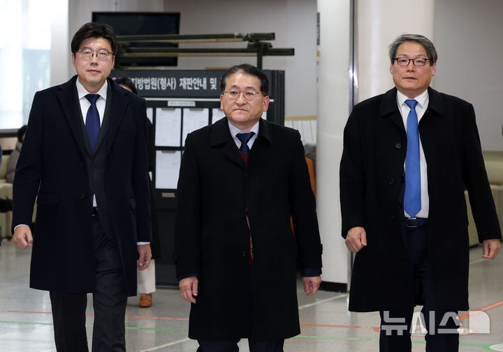 [서울=뉴시스] 홍효식 기자 = 김학의 전 법무부 차관에 대한 '불법 출국금지' 혐의로 재판에 넘겨진 조국혁신당 이규원(왼쪽부터) 대변인, 차규근 의원, 이광철 전 청와대 비서관이 지난달 25일 서울 서초구 서울고등법원에서 열린 항소심 선고 공판을 마친 뒤 법정을 나서고 있다. 2024.11.25. yesphoto@newsis.com