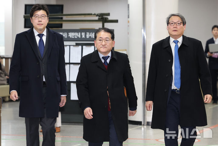 [서울=뉴시스] 홍효식 기자 = 김학의 전 법무부 차관에 대한 '불법 출국금지' 혐의로 재판에 넘겨진 조국혁신당 이규원(왼쪽부터) 대변인, 차규근 의원, 이광철 전 청와대 비서관이 지난해 11월25일 서울 서초구 서울고등법원에서 열린 항소심 선고 공판을 마친 뒤 법정을 나서고 있다. (공동취재) 2024.11.25. yesphoto@newsis.com