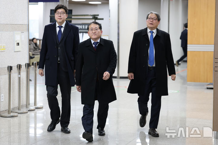 [서울=뉴시스] 사진은 지난해 11월 25일 김학의 전 법무부 차관에 대한 '불법 출국금지' 혐의로 재판에 넘겨진 조국혁신당 이규원(왼쪽부터) 대변인, 차규근 의원, 이광철 전 청와대 비서관이 25일 서울 서초구 서울고등법원에서 열린 항소심 선고 공판을 마친 뒤 법정을 나서는 모습. (공동취재) 2025.04.24. photo@newsis.com