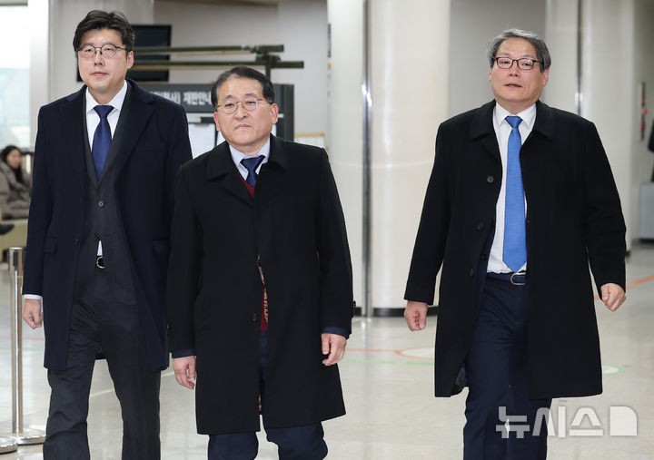 [서울=뉴시스] 홍효식 기자 = 김학의 전 법무부 차관에 대한 '불법 출국금지' 혐의로 재판에 넘겨진 조국혁신당 이규원(왼쪽부터) 대변인, 차규근 의원, 이광철 전 청와대 비서관이 지난해 11월 25일 서울 서초구 서울고등법원에서 열린 항소심 선고 공판을 마친 뒤 법정을 나서고 있다. (공동취재) 2024.11.25. yesphoto@newsis.com