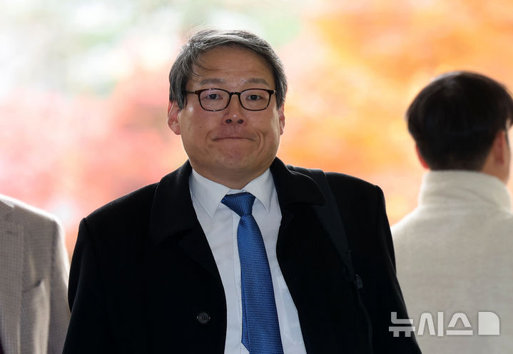 [서울=뉴시스] 홍효식 기자 = 김학의 전 법무부 차관의 출국 시도를 불법으로 금지했다는 혐의로 기소됐으나 대법원에서 무죄가 확정된 이광철 전 청와대 민정비서관이 형사보상을 받게 됐다. 사진은 이 전 비서관이 2024년 11월 25일 서울 서초구 서울고등법원에서 열린 항소심 선고 공판에 출석하는 모습. 2026.08.19. yesphoto@newsis.com