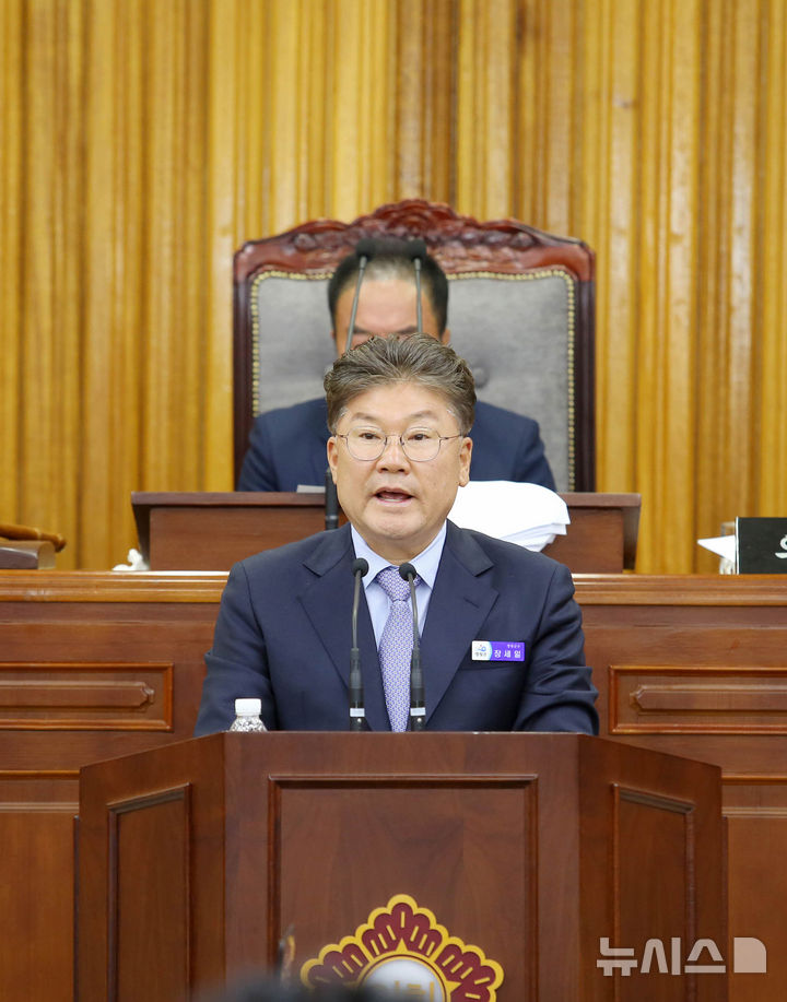 장세일 전남 영광군수가 25일 군의회에서 내년 예산안 제출 관련 첫 시정 연설을 하고 있다. (사진=영광군 제공) 2024.11.25. photo@newsis.com