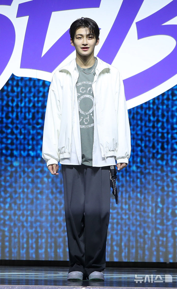[서울=뉴시스] 김혜진 기자 = 그룹 투어스 지훈이 25일 오후 서울 용산구 블루스퀘어에서 열린 첫 번째 싱글앨범 '라스트 벨(Last Bell)' 발매 기념 쇼케이스에서 포즈를 취하고 있다.타이틀곡 '마지막 축제'는 일상을 같이 보내던 친구에게서 설레는 마음을 느낀 투어스가 한 사람을 위한 무대를 준비하는 이야기를 담았다. 2024.11.25. jini@newsis.com
