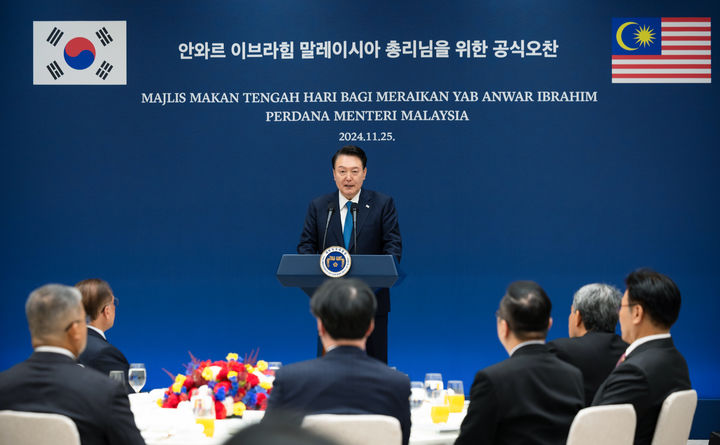 [서울=뉴시스] 조수정 기자 = 윤석열 대통령이 25일 서울 용산 대통령실에서 안와르 이브라힘 말레이시아 총리를 위한 공식 오찬에서 발언하고 있다. (사진=대통령실 제공) 2024.11.25. chocrystal@newsis.com *재판매 및 DB 금지