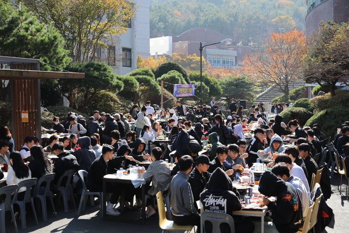 [부산=뉴시스] 부산과학기술대학교는 최근 부산 북구 대학 내 국제교육관 앞마당에서 유학생 화합 페스티벌 중 하나로 삼겹살파티를 개최했다고 26일 밝혔다. (사진=부산과학기술대 제공) 2024.11.26. photo@newsis.com *재판매 및 DB 금지