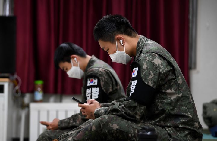 [서울=뉴시스] 일과 후 이어폰을 착용하고 휴대전화를 사용 중인 병사들의 모습. (사진=국방일보 제공) 2024.11.26. photo@newsis.com *재판매 및 DB 금지