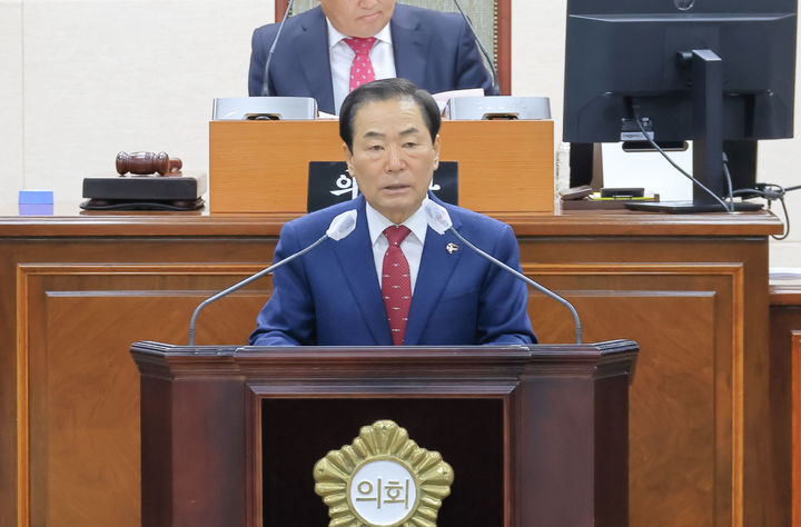 [창녕=뉴시스] 성낙인 군수가 제317회 창녕군의회 제2차 정례회에서 시정연설을 하고 있다. (사진=창녕군 제공) 2024.11.26. photo@newsis.com *재판매 및 DB 금지