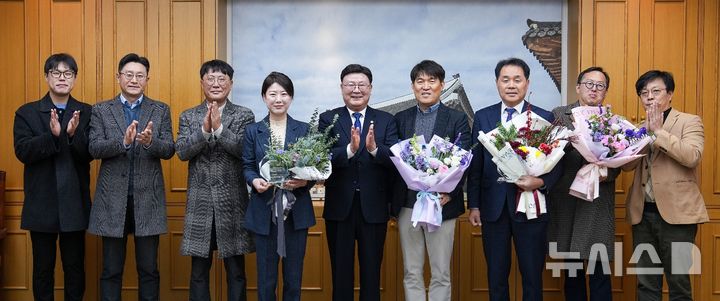 [전주=뉴시스] 26일 전북기자협회 전북특별자치도의회 기자단이 선정한 '2024 전북특별자치도 행정사무감사' 우수 의원 시상 후 기념촬영을 하고 있다. 왼쪽 네번째 서난이 의원, 오른쪽 세번째 이병철 의원. 2024.11.26 (사진= 전북자치도의회 제공) *재판매 및 DB 금지