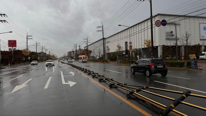 [울산=뉴시스] 박수지 기자 = 26일 오전 울산사 북구 진장동 한 도로에서 강풍에 중앙분리대가 넘어져 파손돼 있다. (사진=울산경찰청 제공0 2024.11.26. photo@newsis.com *재판매 및 DB 금지