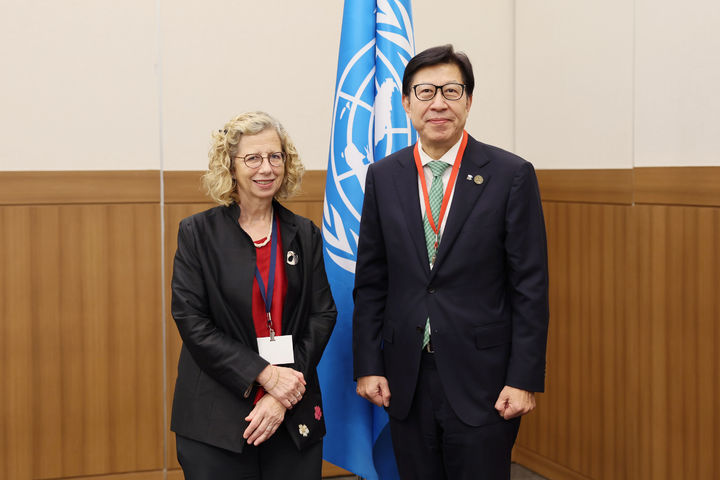 [부산=뉴시스] 박형준 부산시장(오른쪽)이 잉거 안데르센(Inger Andersen) 유엔환경계획(UNEP) 사무총장을 지난 25일 부산 벡스코에서 만나 부산시 자원순환 분야 선도 정책의 국제사회 확대를 위한 협력 방안을 논의했다. (사진=부산시 제공) 2024.11.26.photo@newsis.com *재판매 및 DB 금지