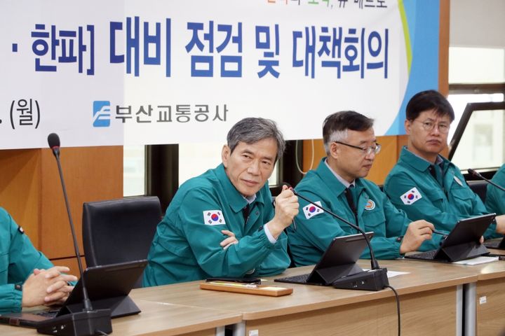 [부산=뉴시스] 25일 부산 부산진구 부산교통공사 본사에서 이병진(맨 왼쪽) 사장이 겨울철 재난 대비 안전점검 회의를 실시하고 있다. (사진=부산교통공사 제공) 2024.11.26. photo@newsis.com *재판매 및 DB 금지