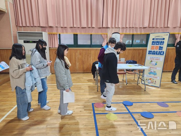 [시흥=뉴시스] 시흥시는 25일 학생들을 대상으로 음주고글 체험과 함께 음주문화 개선 등을 교육했다. (사진=시흥시 제공). 2024.11.26. photo@newsis.com *재판매 및 DB 금지