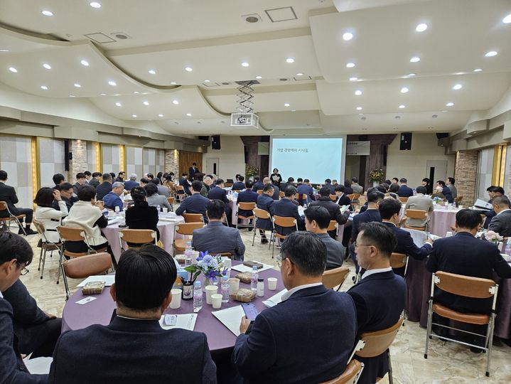 [양산=뉴시스] 양산상공회의소 조찬 세미나에 참석해 지역 산업의 혁신적 성장을 도모하기 위한 산업 및 기술 혁신 사업을 홍보하고 있다. (사진=양산시 제공) 2024.11.26. photo@newsis.com *재판매 및 DB 금지