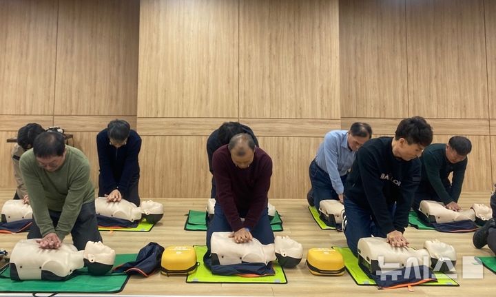 [화성=뉴시스] 화성도시공사 시설관리1처 직원들이 심폐소생술 교육을 받고 있다. (사진=화성도시공사 제공) 2024.11.26. photo@newsis.com