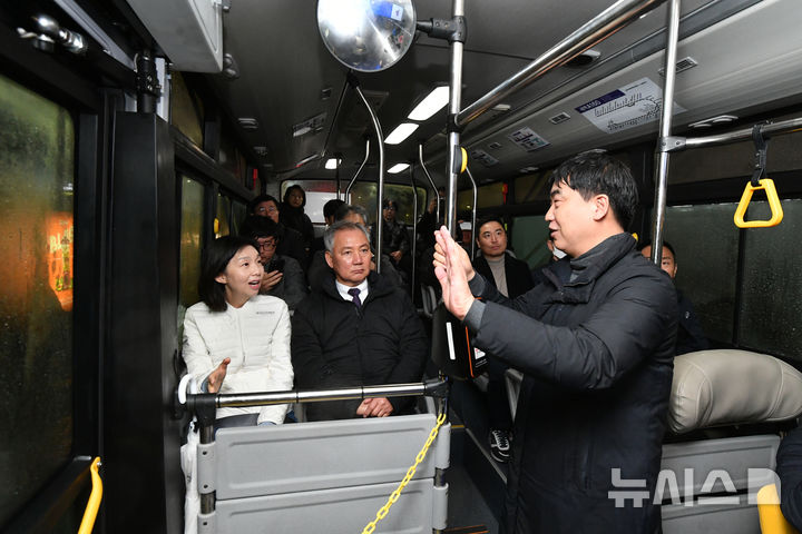 [서울=뉴시스]새벽동행 자율주행버스 탑승해 설명듣고 있는 최호정 의장(왼쪽)과 이병윤 위원장.