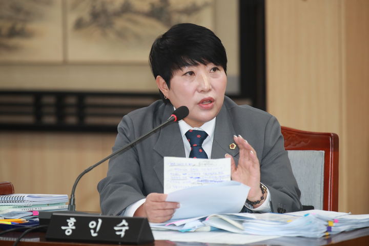 [제주=뉴시스] 홍인숙 제주도의원이 26일 오전 도의회에서 열린 제433회 제2차 정례회 예산결산특별위원회 회의에서 질의하고 있다. (사진=제주도의회 제공) 2024.11.26. photo@newsis.com *재판매 및 DB 금지