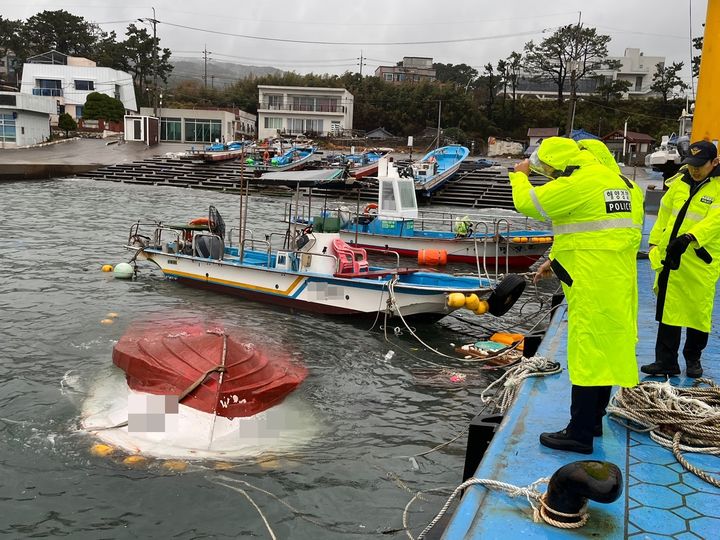 [울산=뉴시스] 박수지 기자 = 26일 오전 울산시 동구 주전항에 계류돼 있던 1.26t급 어선이 전복돼 해경이 사고를 수습하고 있다. (사진=울산해경 제공) 2024.11.26. photo@newsis.com *재판매 및 DB 금지