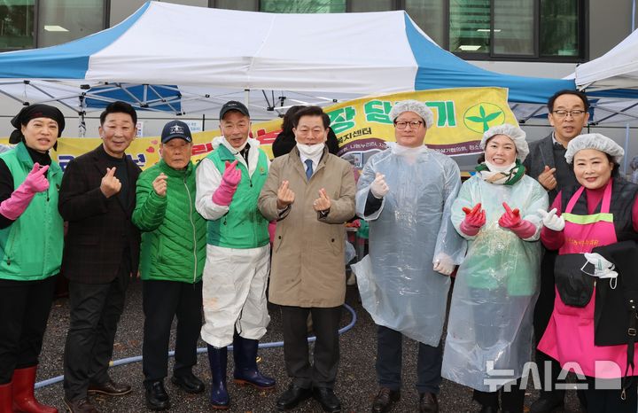 [광명=뉴시스] 박승원 광명시장(사진 앞줄 왼쪽 다섯번째)이 26일 하안3동 새마을 '사랑의 김장 담그기' 행사에 참여해 새마을 회원들과 기념사진을 찍고 있다. (사진=광명시 제공) 2024.11.26.photo@newsis.com