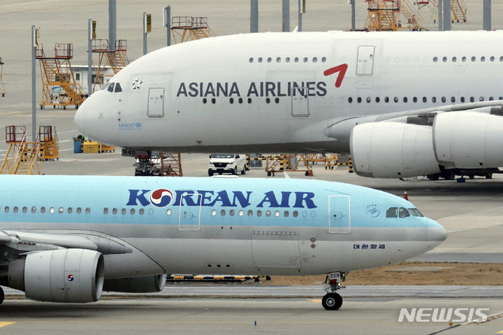 [인천=뉴시스] 최동준 기자 = 14일 인천국제공항 전망대에서 바라본 공항 계류장 내 대한항공과 아시아나항공 모습. 2024.02.14. photocdj@newsis.com *재판매 및 DB 금지